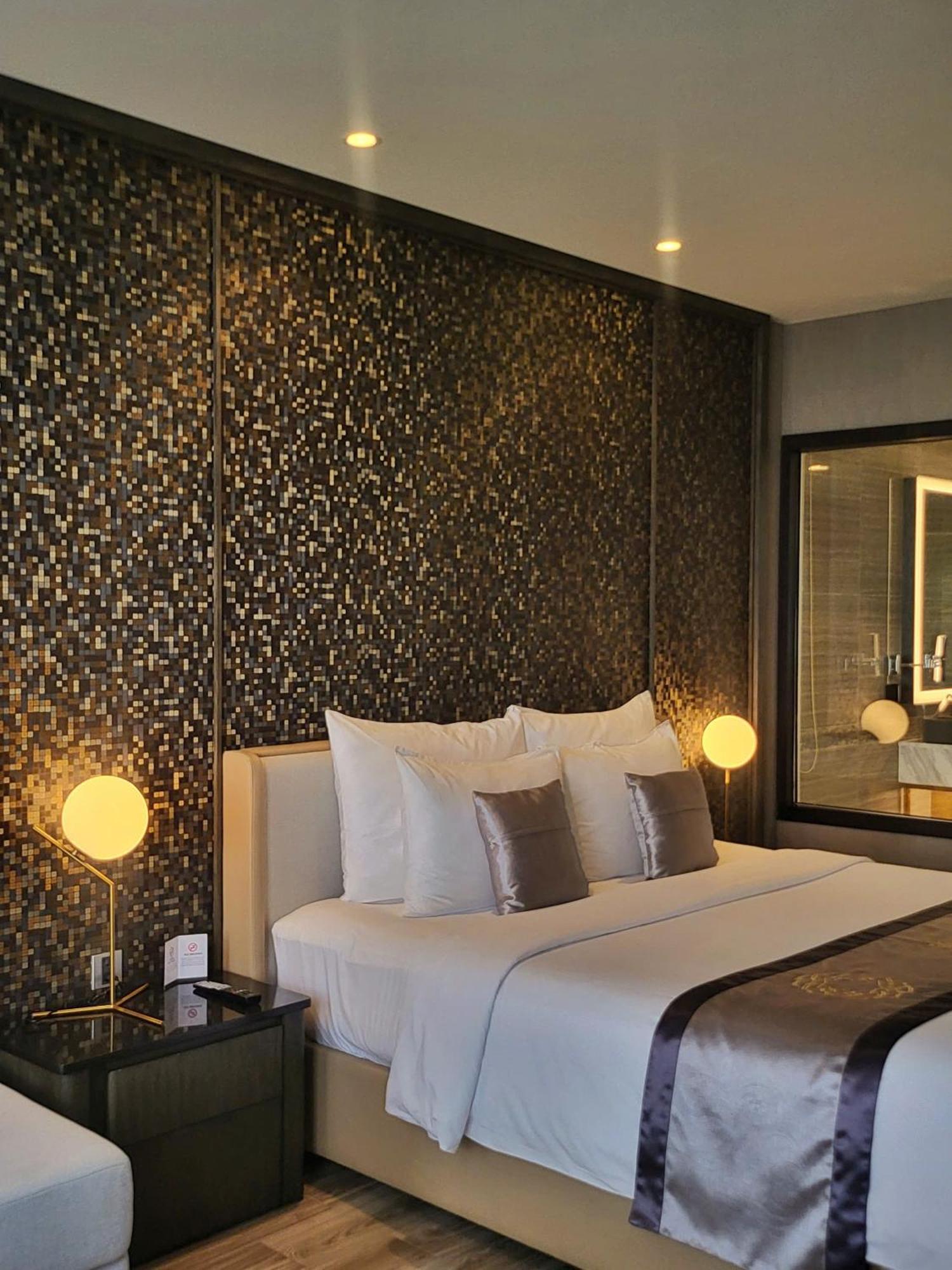Diamond Stars Ben Tre Hotel Exterior foto A bedroom at the hotel